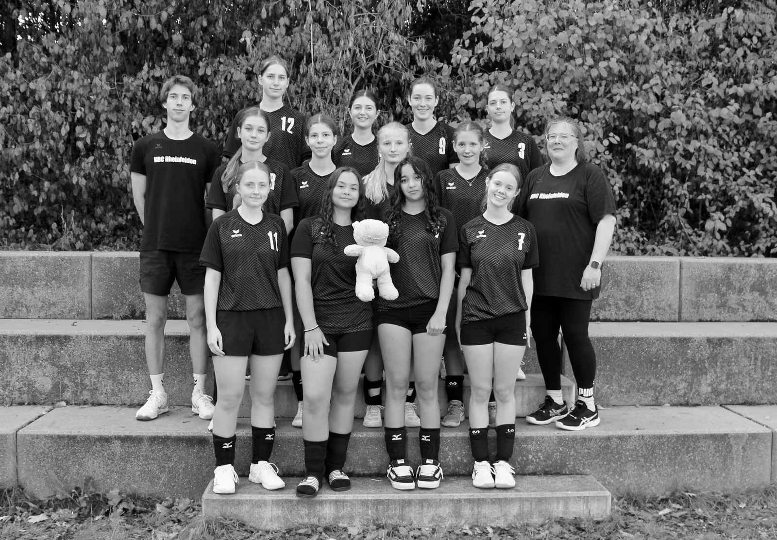Hinten von links: Anna, Lisa, Merle, Lea
Mitte von links: Daniel (Trainer), Anja, Laura, Eleni, Elea, Petra (Trainerin)
Vorne von links: Anina, Eliza, Lorin, Isabelle
