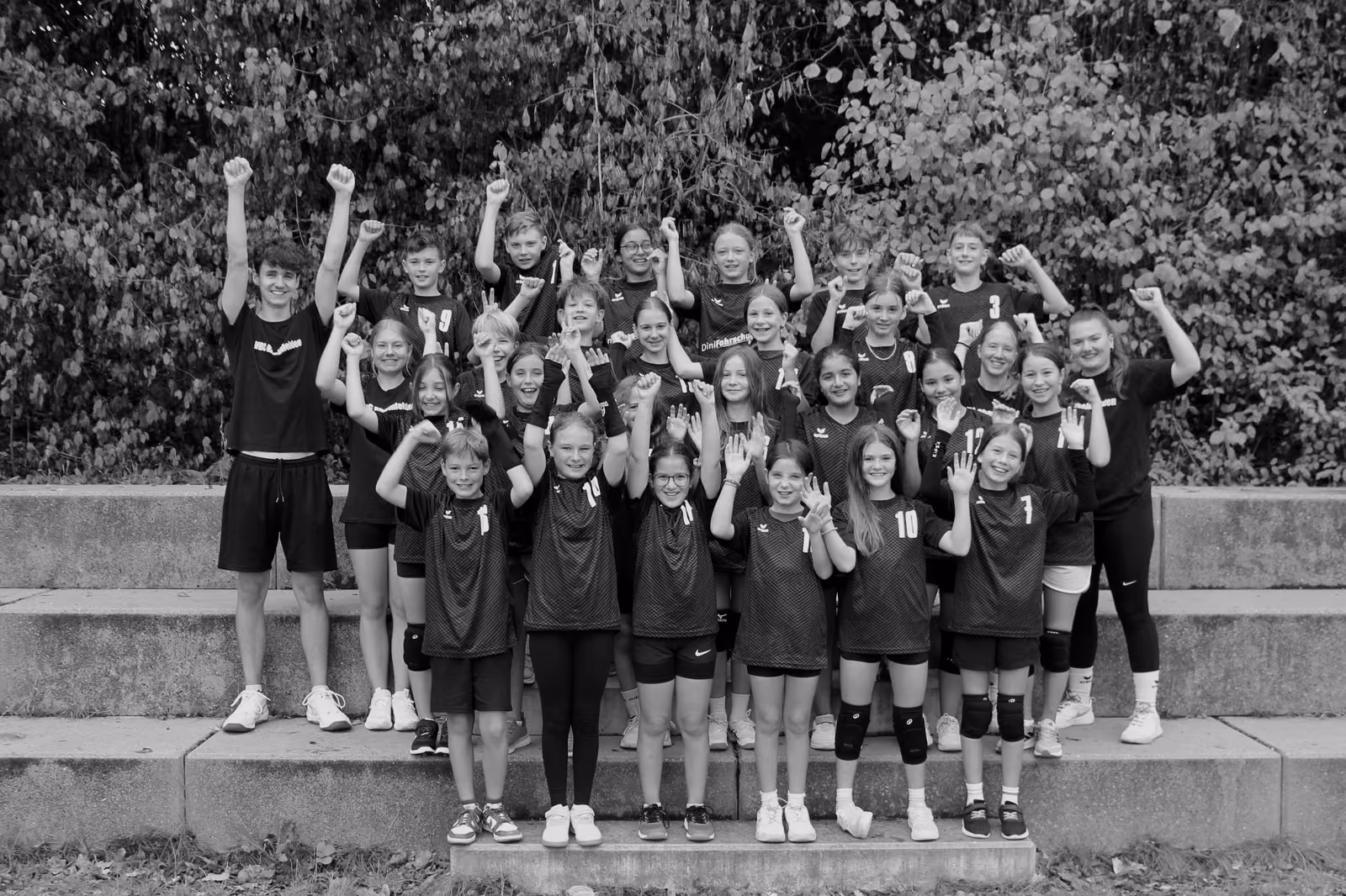 Erste Reihe von links: Tim, Emma, Nalin, Olivia, Mia, Kimma
Zweite⁠ ⁠Reihe von links: Alia, Antonia, Lynn, Anaïs, Arya, Tuana, Ayla
Dritte ⁠⁠Reihe von links: Dominic (Trainer), Virág (Trainerin), Laurin, Adrian, Magdalena, Ellice, Ena, Stephanie (Trainerin), Mirijam (Trainerin)
Vierte Reihe von links: Wojtek, Hardy, Lina, Layla, Nicolas, Getoar
Es fehlen: Georgina, Corvin, Laura, Seraina, Olivia, Robin